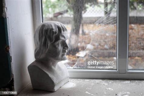 Broken Bust Statue Photos And Premium High Res Pictures Getty Images