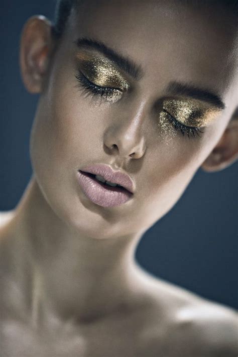 The Most Trendy Metallic Makeup Looks Golden Makeup Metallic Makeup Editorial Makeup