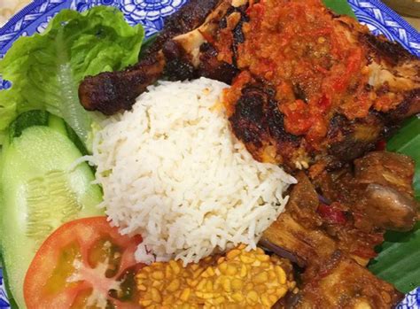 Sajikan ayam penyet tersebut bersama dengan sepiring nasi putih hangat dna juga the manis. Resepi Nasi Ayam Penyet Bakar Dan Sambal Penyet Pedas ...