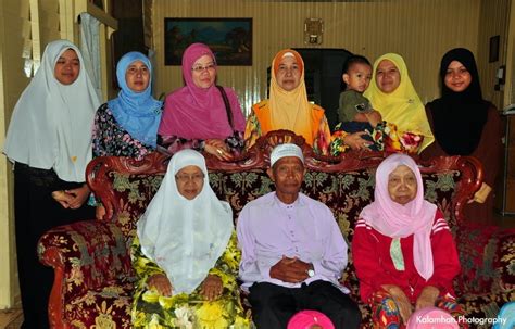 Dalam masalah ini ada khilaf (silang pendapat) di antara para ulama. Kalamhati: SELAMAT MENGERJAKAN UMRAH..