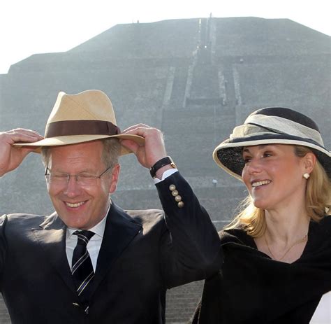 Sie hatte vor der präsidentschaft ihres mannes als pressereferentin gearbeitet und machte sich nach seinem rücktritt. First Lady: Warum Bettina Wulff ihr Tattoo nicht mehr ...