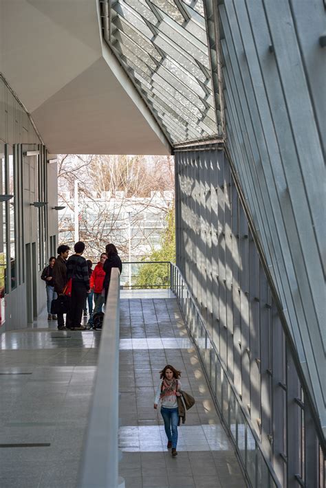 Universidad de chile, institución de educación superior estatal y pública, dedicada a la docencia de carreras pregrado y programas de postgrado y postítulo, investigación, creación y extensión. Galería de Aularios Campus Juan Gomez Millas Universidad ...