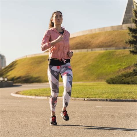 公園でジョギングする若い女性 無料の写真