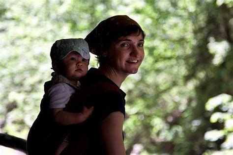 Kiss tibi , a quimby frontembere sármos, laza és tehetséges, akiért odáig vannak a nők. Erőss özvegye nem bánná, ha gyerekei hegyet másznának