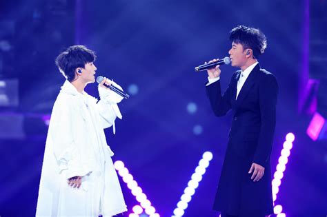 李克勤(hacken lee) & 周深(zhou shen). 周深再次合作李克勤跨年演唱会 2020将出演《歌手》|火力全开|周深|李克勤_新浪新闻