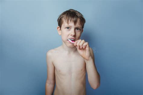 un muchacho de 10 años de aspecto europeo de desnudo foto de archivo imagen de muchacho