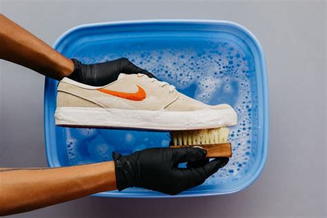 How to clean tennis shoes. How to wash white shoes - tenniswearguide.com