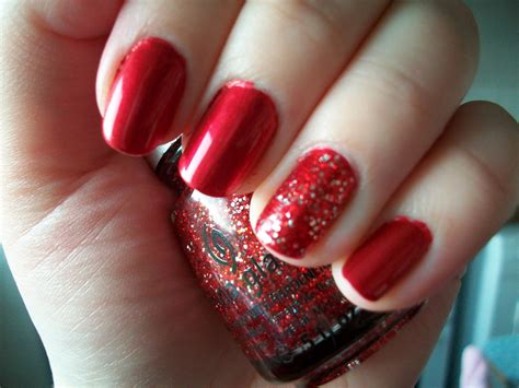 Maz Makeup: Red Christmas Sparkle Nails!