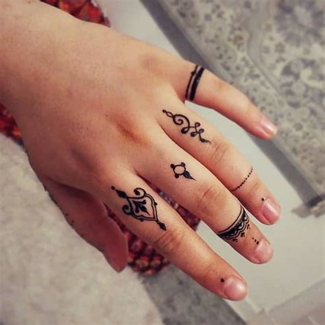 Henna paste is moist when applied. New Video! Link im Bio #henna #tattoo #hennatattoo #mehndi ...