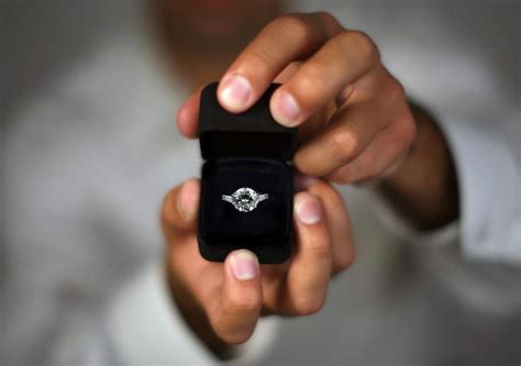 Kumpulan gambar tentang model cincin lamaran, klik untuk melihat koleksi gambar lain di cincin rose gold edition model cincin tunangan cincin kawin cincin ad k70 shopee indonesia. Tradisi Cincin Sebagai Tanda Lamaran - Soehanna Hall