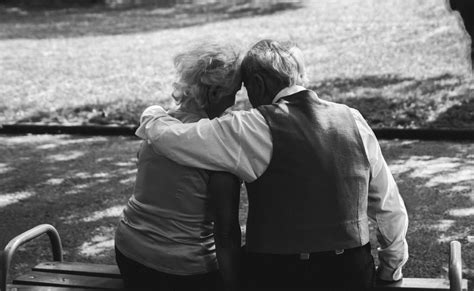 Dalle nozze di cotone alle nozze di quercia, gli anni di matrimonio passati assieme hanno tutti un nome il colore di questa celebrazione è l'azzurro chiaro, colore del cielo. Colore anniversari: scoprite come utilizzarli al meglio!