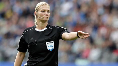 Der fußball ist schneller geworden, ist athletischer geworden, die datenlage ist eine andere, es ist eine gewisse. Fußball-WM 2018: Bibiana Steinhaus verteidigt ZDF ...