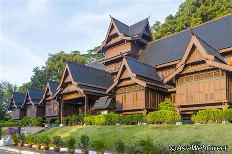 Check out the pronunciation, synonyms and grammar. Melaka Sultanate Palace - Malacca City Attractions
