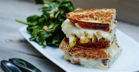 Zeste de savoir est un site de partage de connaissances sur lequel vous trouverez des tutoriels de tous niveaux, des articles et des forums d'entraide animés par et pour la communauté. Recette de grilled cheese au brie, poires et noix | Zeste ...