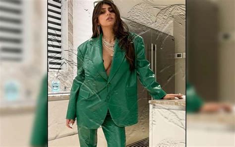 Mia Khalifa Goes Braless In Green Pantsuit Former Porn Star Is Too Hot To Handle In Her Latest