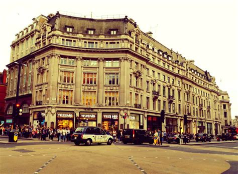 Oxford street is a green property (£300) on the london monopoly board game. Shopping in London : Oxford Street - Traveling Pari