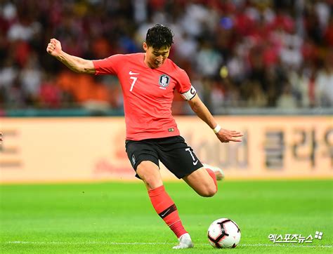 ◀ 앵커 ▶a매치 4연승에 도전하는 축구대표팀은 이시각 현재 이란과 평가전을 치르고 있습니다.백승호 선수의 선발 투입이 눈길을 끌었습니다.정준희 기자입니다.◀ 리포트 ▶오는 9월부터 시작될 월드컵 아시아 2차 예선을 앞둔 최종 모의고사. 한국-이란 '손흥민-황의조 투톱' 벤투호 선발 공개, 백승호 A ...
