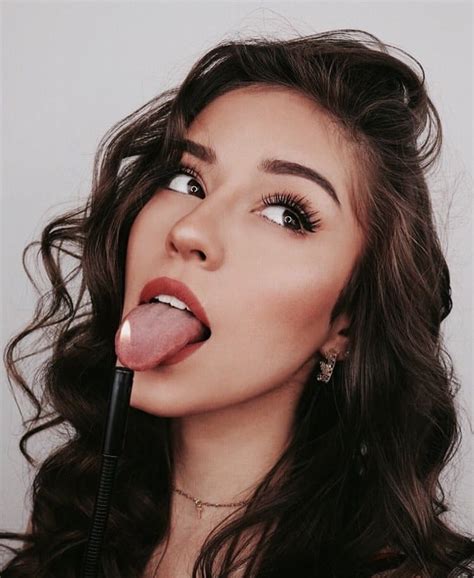 Beautiful Lips Long Tongue Girl Tongues Fire Necklace Actrices Sexy