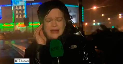 Video Ierse Weervrouw Wordt Levende Legende Na Hilarisch Stormverslag