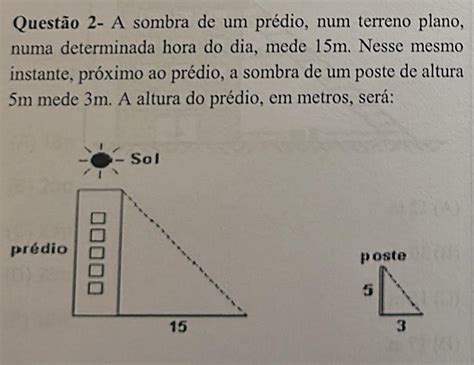 A Sombra De Um Predio Num Terreno Plano Numa Determinada