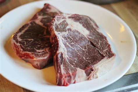 Chuck steak is a relatively cheap solution to a weeknight family meal and adding a delicious red wine based marinade makes it extra tasty. Chuck Eye Steak Recipe: The Poor Man's Ribeye done in 15 ...