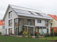 Die haustechnik im solaraktivhaus besteht aus den komponenten solarthermie, photovoltaik, wärmepumpe, erdwärmetauscher, kontrollierte wohnraumlüftung und fußbodenheizung. SolarAktivHaus Schuster | Sonnenhaus Institut e.V.