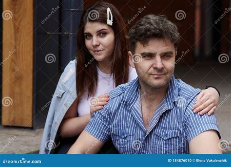 padre maduro con su linda hija adolescente foto de archivo imagen de escaleras lifestyle