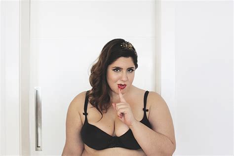 Gordinha de lingerie blogueira manequim posa sensual para Tulli me Blog Mulherão