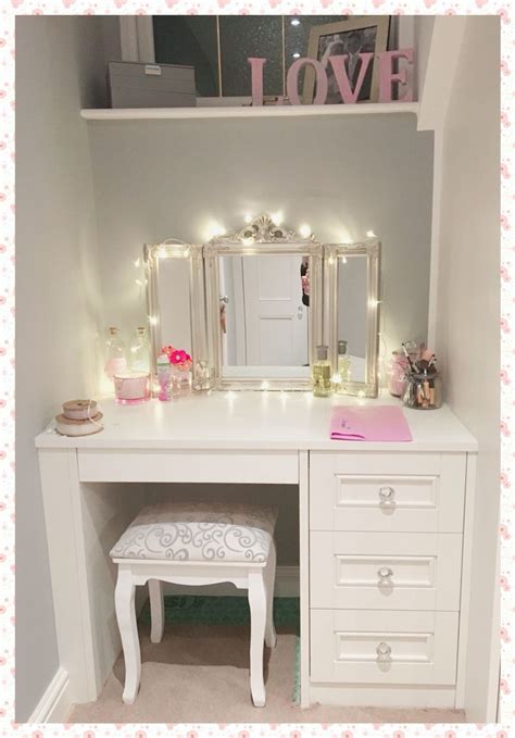 65 decor tips to make your bedroom a retreat. Dressing table idea White dressing table with crystal ...