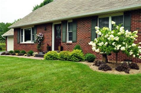 Add a focal point to your front yard, such as a garden statue or bench, but avoid a cluttered look by squeezing in too many. 28 Beautiful Small Front Yard Garden Design Ideas - Style ...