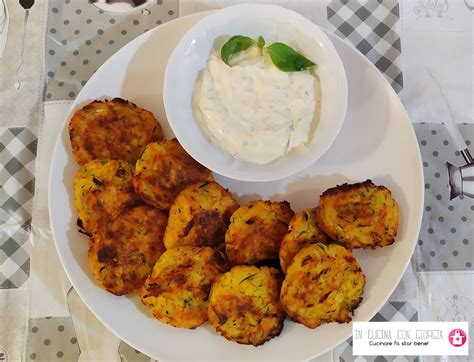 Per preparare le polpette vegan di zucchine e patate con airfryer sbuccia le patate e grattugiale in una ciotola utilizzando una grattugia a fori larghi. Polpette di carote zucchine patate- Incucinacongiorgia