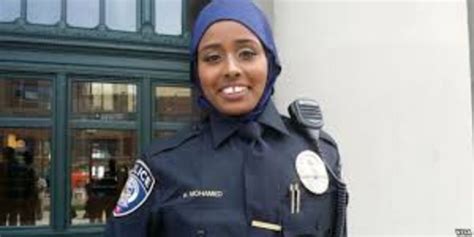 Seragam polwan, walaupun belum ada. Kepolisian AS larang polwan pakai hijab | merdeka.com