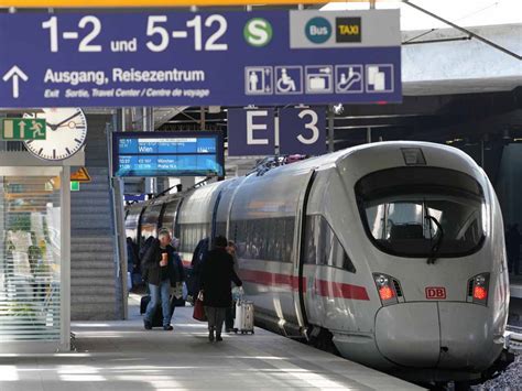 Deutsche bahn ag, the railway system of germany created in 1994 by the merger of the deutsche bundesbahn (german federal railway), the state rail system in the former west germany. Warum die Bahn jetzt hunderte Ingenieure und Techniker sucht