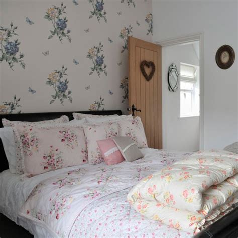 Get inspired to customize your bedroom with these 30 wallpaper ideas that can fake any style ranging from vintage, rustic, minimalism, and more. Decorate with florals | Cosy bedroom decorating ideas - 10 ...
