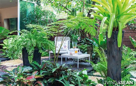 Bright yellow, red, or vibrant pink are best choices of colors. Tropical Garden for Extended Family /// Living ASEAN