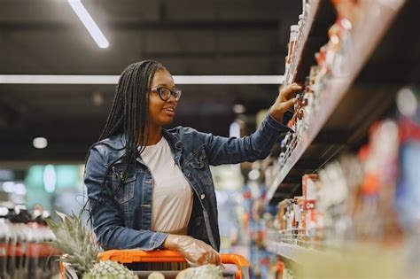 Mujer Comprando Verduras En El Supermercado Foto Gratis