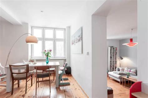 Helles Esszimmer mit Blick ins Wohnzimmer in Berliner ...