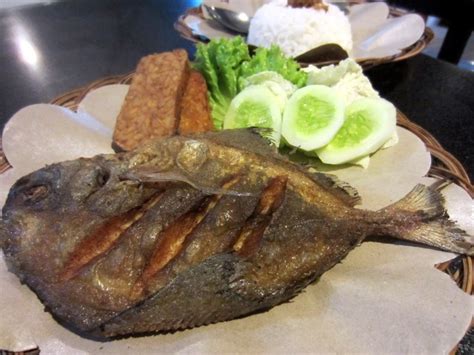 Ingin mencari cara memasak ikan lele yang berbeda dari biasanya? Download Gambar Ikan Goreng Diatas Piring - Gambar Makanan