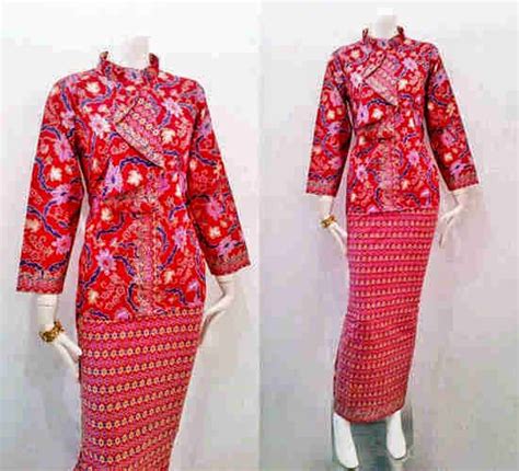 Desain baju pramugari bisa anda jadikan inspirasi untuk mendapatkan penampilan yang menarik. Model Baju Batik Pramugari Motif Mawar - Batik Bagoes Solo