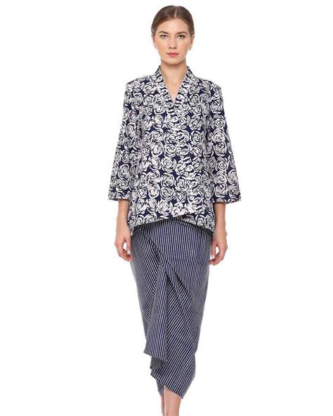 Baju vertical dengan kerah v. 30+ Model Baju Batik Atasan Wanita Kantor (TERBARU)