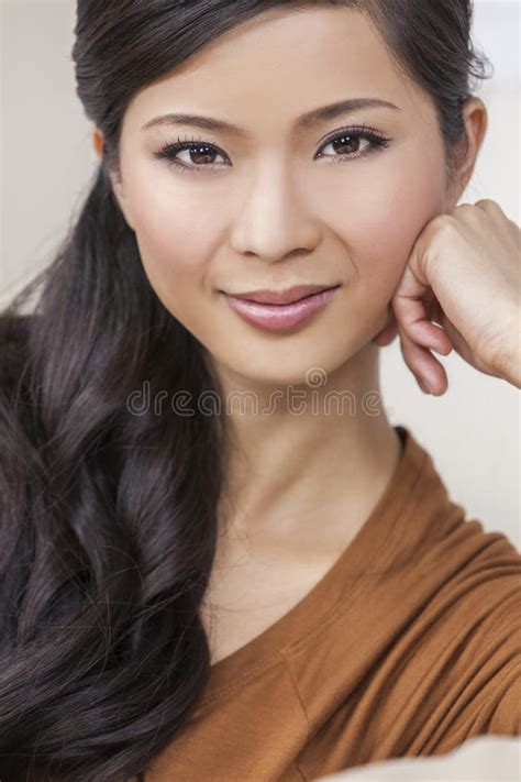 Portret Mooie Jonge Aziatische Chinese Vrouw Stock Afbeelding Image Of Glimlachen Tand 30973485