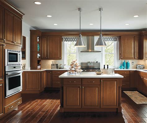 Honey maple kitchen cabinets are very beautiful and work excellently to appeal to the eye of the people in the kitchen. Kitchen with Maple Cabinets - Homecrest Cabinetry