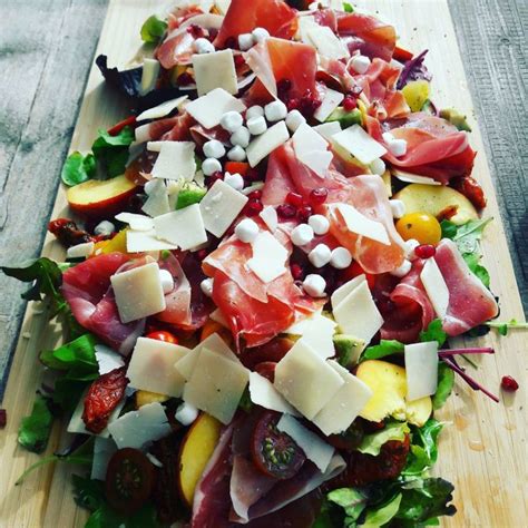 Lekkere zomerse salade met serranoham geitenkaas en perzik