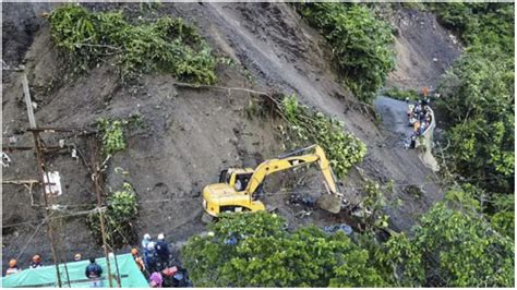 colombia landslide bus buried under debris rescue operation going on कोलंबिया में लैंडस्लाइड