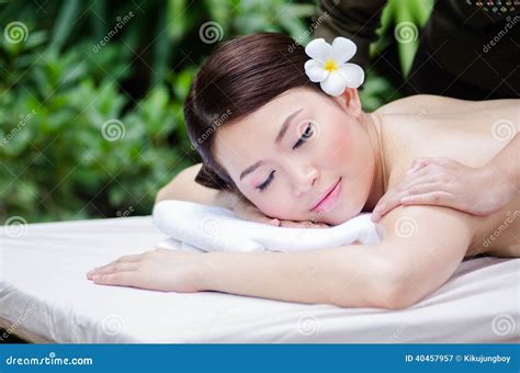 mulher asiática bonita que faz a massagem dos termas imagem de stock imagem de senhora beleza