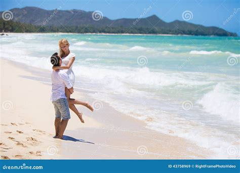 Jeunes Couples Ayant L Amusement Sur Une Plage Sablonneuse Image Stock