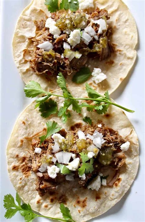 Cut the oranges in jalf and squeeze the juice from them directly on the meat in the pot. Tacos de Carnitas Recipe {Pork Carnita Street Tacos}
