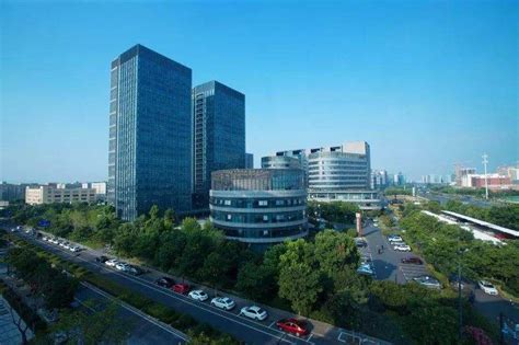 北角協同中學：資助、男女校、基督教；位於灣仔區，學校以中文為主要教學語言，校長是：梁卓勳博士 (ssp, band, clsnp banding, 派位 北角協同中學外觀照片. 杭州北角医学检验所有限公司