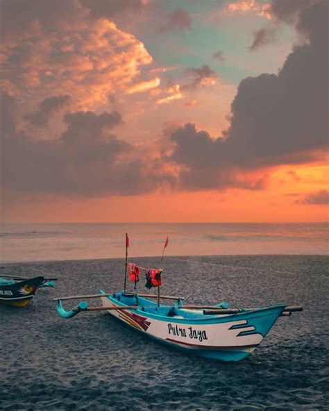 10 Potret Pantai Kuwaru Yogyakarta Suguhkan Sunset Epik