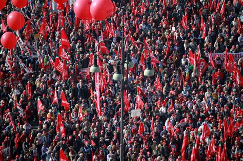 Vladimir luxuria primo oratore sul palco di piazza del popolo per il ddl zan, accolto da una folla festante. Manifestazione nazionale dello SPI CGIL | Roma Notizie